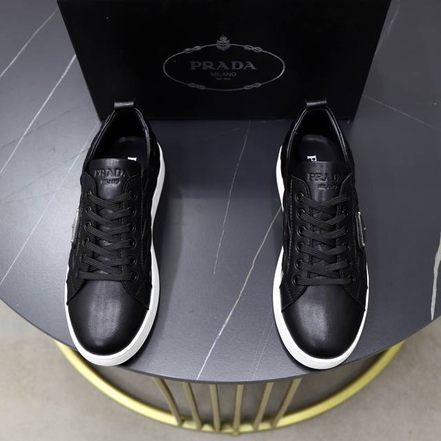 出厂价Pp： 品牌：普拉达Prada 标准码：38-44 45订做 等级：官网同款 材料：原版皮料拼接 舒适透气羊皮内里 原厂耐磨大底 款式类别：男士时尚休闲鞋