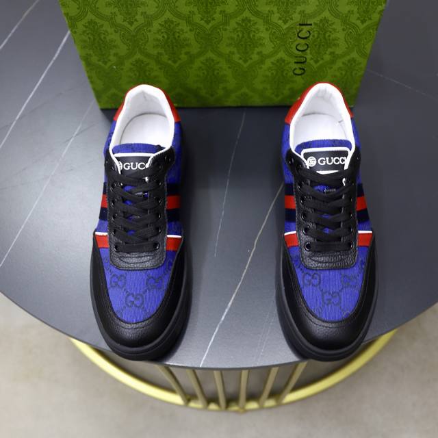 出厂价Pp： 品牌：古奇Gucci 标准码：38-44 45订做 等级：官网同款 材料：原版皮料拼接 舒适透气羊皮内里 原厂耐磨大底 款式类别：男士时尚休闲鞋