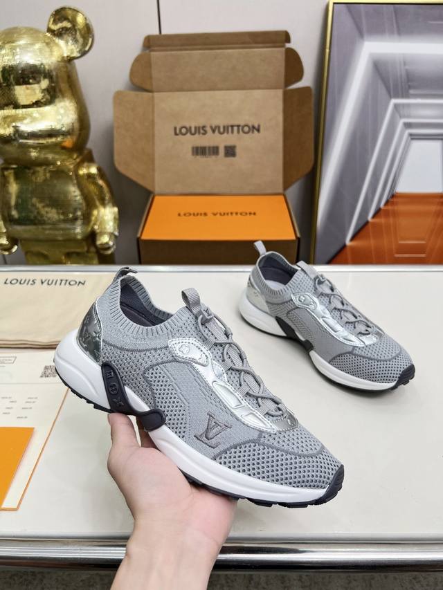 实价不让利 ！男女款 Lv Olympia 运动鞋为针织科技面料鞋身融入 Monogram 帆布饰边，弹力鞋带与拉袢实现轻松穿脱，点缀 Monogram 花卉的