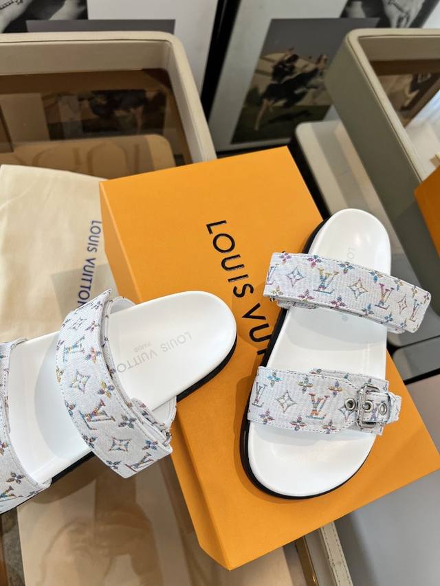 实价 Louis Vuitton路易威登新款拖鞋火爆上市，1:1高级定制，秒杀一切仿品，原版开模Logo冲孔装饰，既时尚又美观，面料:小牛皮，羊皮，精美原版鞋楦