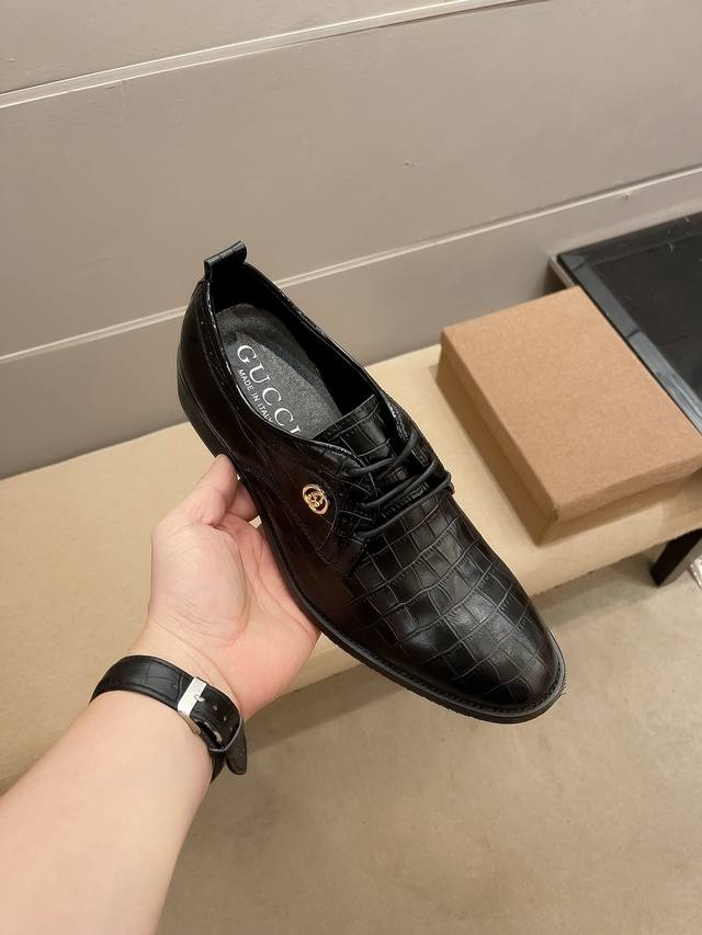 实价 ，品牌Gucci，新款新款，古奇官方同步豆豆鞋～四季潮鞋 专柜品质，古奇1:1优质做工，鞋面:进口牛皮，全真吸汗猪皮里，时尚懒人商务风设计，休闲乐福款，商