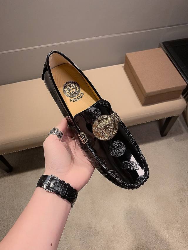 Versace 范思哲 官方新款，米兰男时装周走秀款，鞋面进口牛漆皮+舒适透气羊皮里，超滑质感，吸汗透气 ，鞋身Logo美杜莎头像高级规则代表高级工艺标志，低调