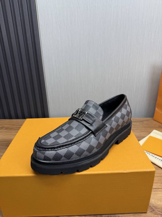 工厂 Lv.男士商务休闲皮鞋，全部采用进口原版品牌皮料，只为打造更为舒适的穿着体验，原版防滑耐磨大底10-45 38.45不退换