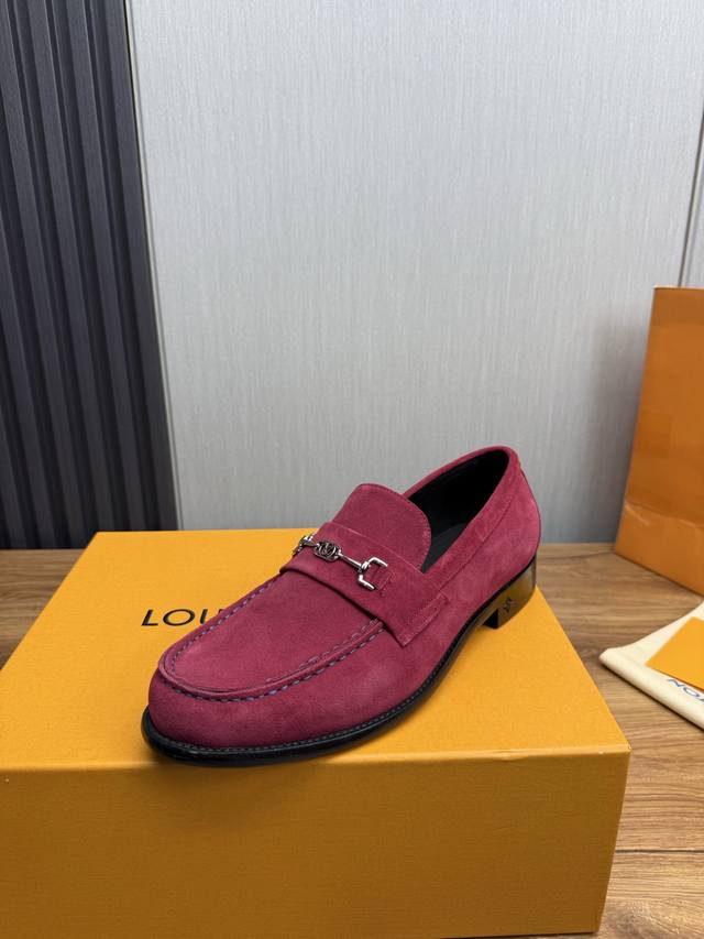 工厂 Lv.男士商务休闲皮鞋，全部采用进口原版品牌皮料，只为打造更为舒适的穿着体验，原版防滑耐磨大底10-45 38.45不退换