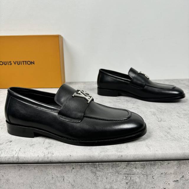 路易威登 Lv Major系列乐福鞋男款出货！进口胎牛皮面，真皮缝合拼接焗边工艺， 高端材料胎牛皮材质，皮料细腻高端 看实物效果 套脚款设计非常好穿脱 搭配真皮