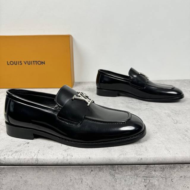 路易威登 Lv Major系列乐福鞋男款出货！进口胎牛皮面，真皮缝合拼接焗边工艺， 高端材料胎牛皮材质，皮料细腻高端 看实物效果 套脚款设计非常好穿脱 搭配真皮