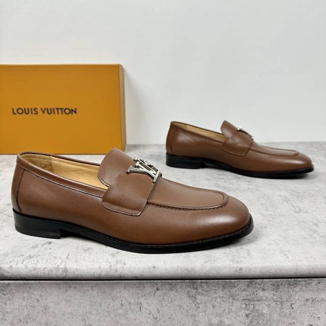 路易威登 Lv Major系列乐福鞋男款出货！进口胎牛皮面，真皮缝合拼接焗边工艺， 高端材料胎牛皮材质，皮料细腻高端 看实物效果 套脚款设计非常好穿脱 搭配真皮