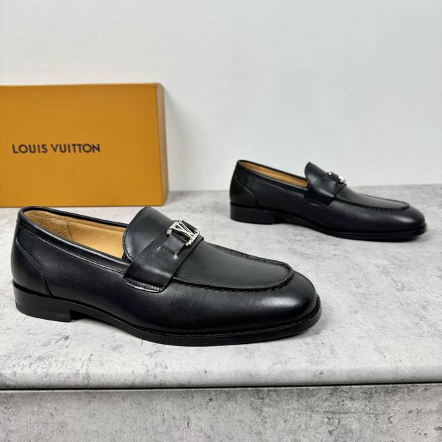 路易威登 Lv Major系列乐福鞋男款出货！进口胎牛皮面，真皮缝合拼接焗边工艺， 高端材料胎牛皮材质，皮料细腻高端 看实物效果 套脚款设计非常好穿脱 搭配真皮
