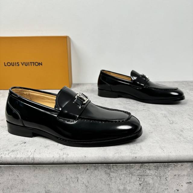 路易威登 Lv Major系列乐福鞋男款出货！进口胎牛皮面，真皮缝合拼接焗边工艺， 高端材料胎牛皮材质，皮料细腻高端 看实物效果 套脚款设计非常好穿脱 搭配真皮