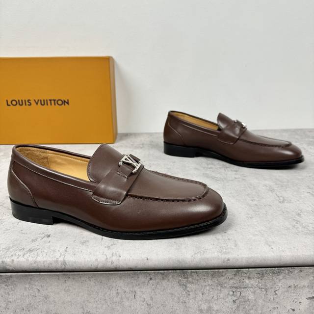 路易威登 Lv Major系列乐福鞋男款出货！进口胎牛皮面，真皮缝合拼接焗边工艺， 高端材料胎牛皮材质，皮料细腻高端 看实物效果 套脚款设计非常好穿脱 搭配真皮