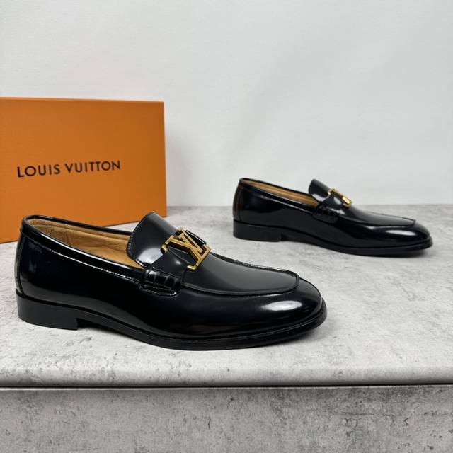 路易威登 Lv Major系列乐福鞋男款出货！ 进口胎牛皮面，真皮缝合拼接焗边工艺， 高端材料胎牛皮材质，皮料细腻高端 看实物效果 套脚款设计非常好穿脱 搭配真