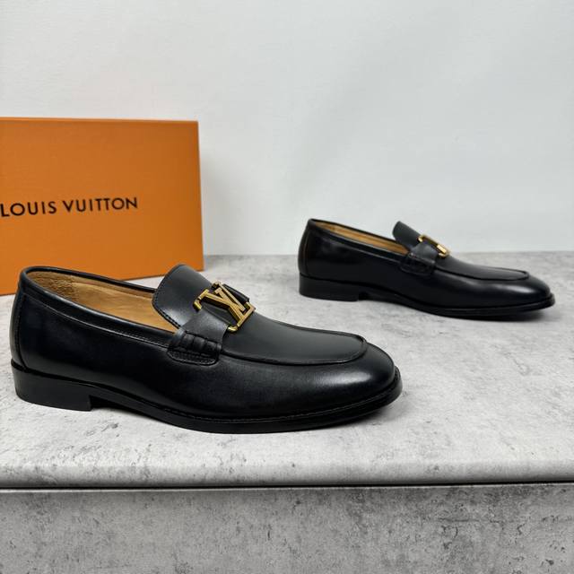 路易威登 Lv Major系列乐福鞋男款出货！ 进口胎牛皮面，真皮缝合拼接焗边工艺， 高端材料胎牛皮材质，皮料细腻高端 看实物效果 套脚款设计非常好穿脱 搭配真