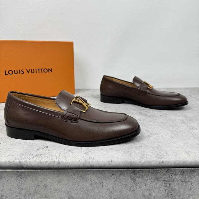 路易威登 Lv Major系列乐福鞋男款出货！ 进口胎牛皮面，真皮缝合拼接焗边工艺， 高端材料胎牛皮材质，皮料细腻高端 看实物效果 套脚款设计非常好穿脱 搭配真