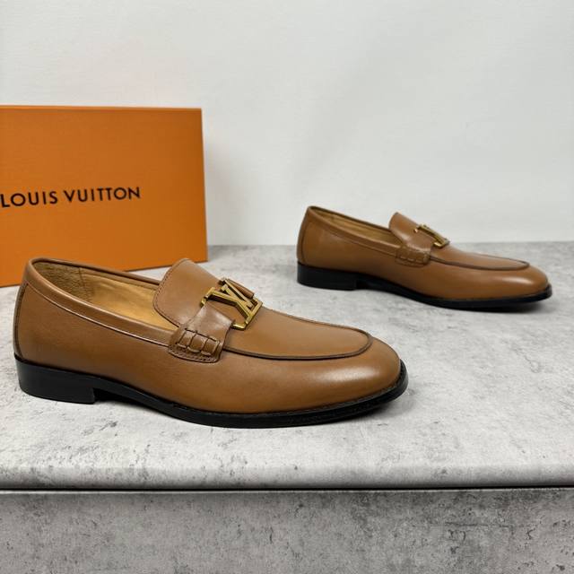 路易威登 Lv Major系列乐福鞋男款出货！ 进口胎牛皮面，真皮缝合拼接焗边工艺， 高端材料胎牛皮材质，皮料细腻高端 看实物效果 套脚款设计非常好穿脱 搭配真