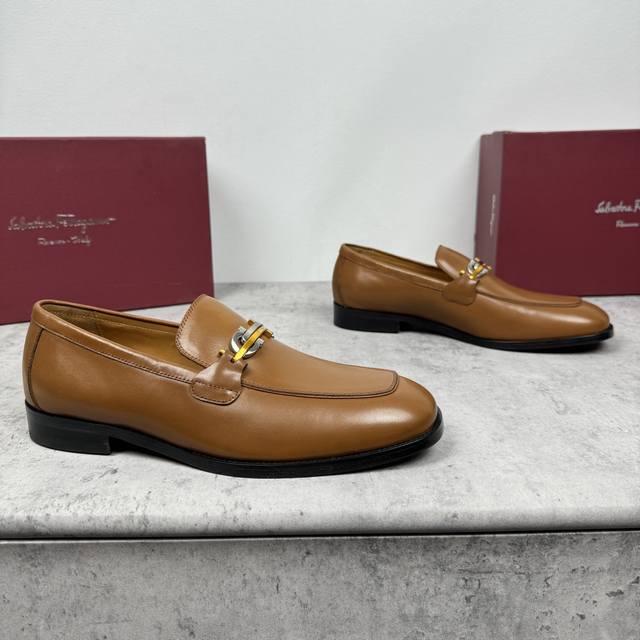 Ferragamo 菲拉格慕 男士金属扣精品皮鞋，这款男士乐福鞋型优雅，细节华丽，彰显端庄考究风范。面料采用进口小牛皮 开边珠牛皮，呈现令人惊艳的质感，内里本染