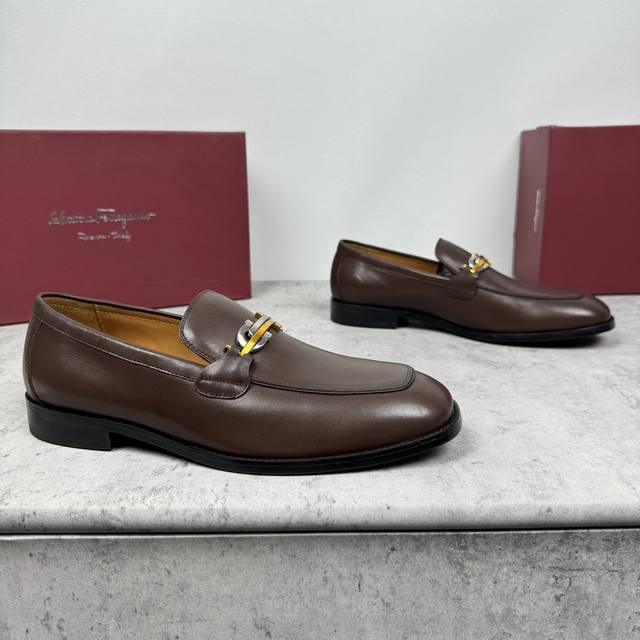 Ferragamo 菲拉格慕 男士金属扣精品皮鞋，这款男士乐福鞋型优雅，细节华丽，彰显端庄考究风范。面料采用进口小牛皮 开边珠牛皮，呈现令人惊艳的质感，内里本染