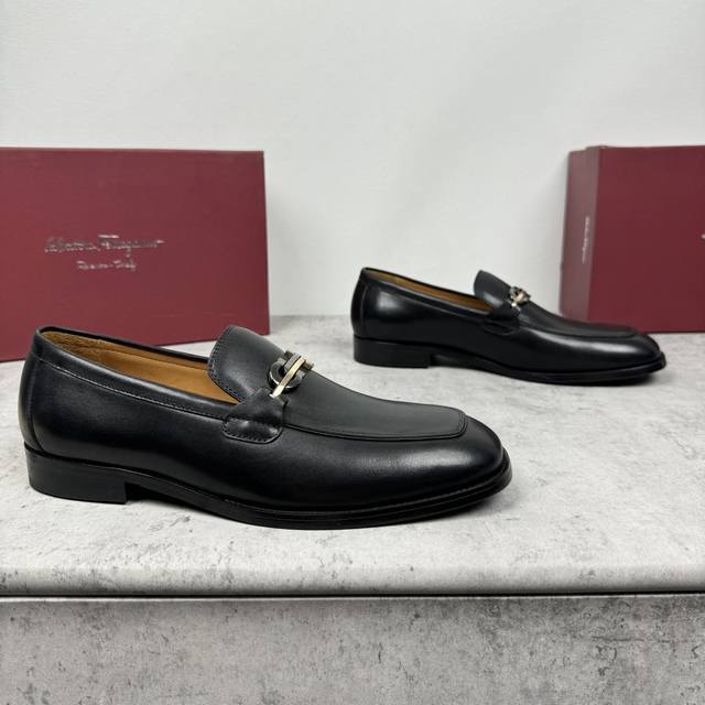 Ferragamo 菲拉格慕 男士金属扣精品皮鞋，这款男士乐福鞋型优雅，细节华丽，彰显端庄考究风范。面料采用进口小牛皮 开边珠牛皮，呈现令人惊艳的质感，内里本染