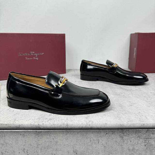 Ferragamo 菲拉格慕 男士金属扣精品皮鞋，这款男士乐福鞋型优雅，细节华丽，彰显端庄考究风范。面料采用进口小牛皮 开边珠牛皮，呈现令人惊艳的质感，内里本染