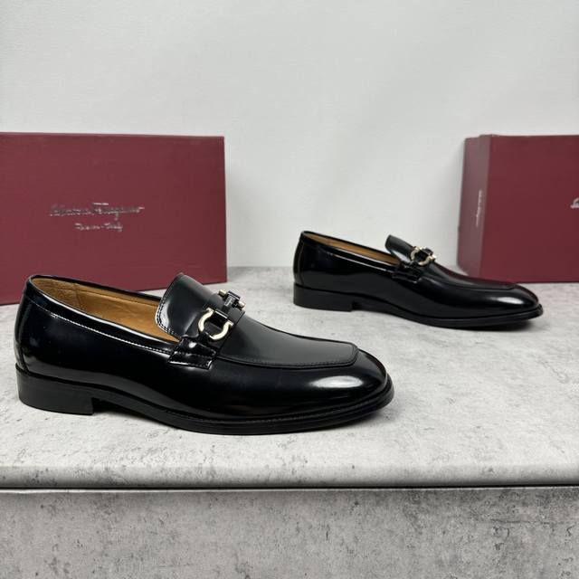 Ferragamo 菲拉格慕 男士金属扣精品皮鞋，这款男士乐福鞋型优雅，细节华丽，彰显端庄考究风范。面料采用进口小牛皮 开边珠牛皮，呈现令人惊艳的质感，内里本染