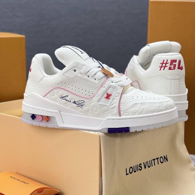 图片实拍 顶级 游轮限定款三色 原版购入开发 做货 本款 Lv Trainer 运动鞋向复古篮球鞋汲取灵感，以混合科技材质鞋面和侧面手写体路易威登标识彰显瞩目风