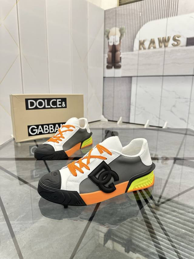 售 价: P 商品商标：Dg 杜嘉班纳* 低帮休闲鞋 正码码数: 35-45 可订做46. 商品材料：鞋面进口丝绸皮，透气内里，原版大底。 编 号：803