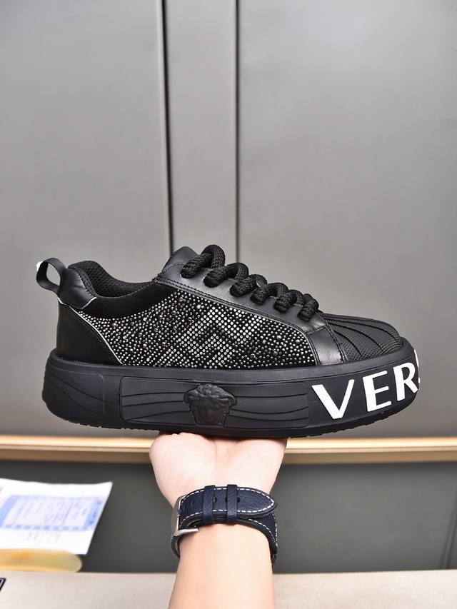 Versace 烫钻系列范思哲 新品系列，美杜莎潮男低帮休闲鞋！采用今年最流行元素开发！潮流！个性！ 进口头层牛皮烫钻进口牛垫！原版开模大底！多色选！39-44