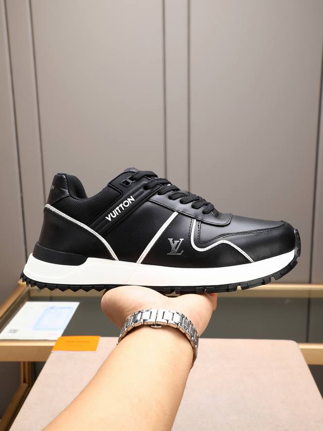 L Run Away Maxi 运动鞋初次亮相于 2025 系列，延续 Run Away 运动鞋的标志性设计。光滑牛皮鞋面融入撞色 Lv 字母和 Vuitton