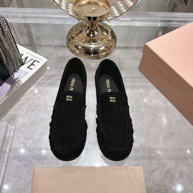 女装女鞋 运动原单 25Ss秋冬走秀新款Miu Miu 缪缪 圆头乐福鞋 简约老钱风平底单鞋 这款布洛克鞋线条简约设计经典，饰以Miu Miu印字两处条纹细节。