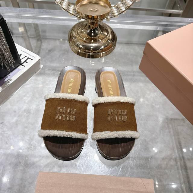 女装女鞋 运动原单 Miu Miu新款秋冬走秀实木底羊毛半拖，上脚舒适柔软，露趾款式上脚特别方便哦，随走随穿 鞋面牛反绒羊毛，羊皮垫脚，开模防滑木底 跟高：3C