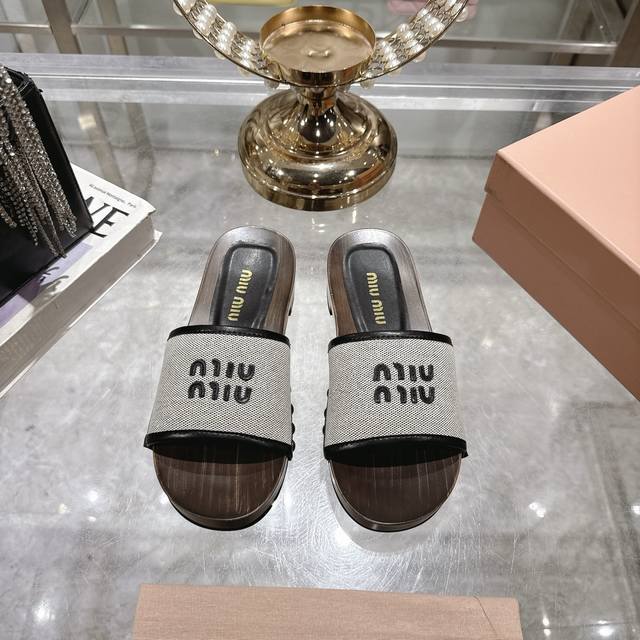 女装女鞋 运动原单 Miu Miu新款秋冬走秀实木底半拖，上脚舒适柔软，露趾款式上脚特别方便哦，随走随穿 鞋面定制材料羊皮垫脚，开模防滑木底 跟高：3Cm Si