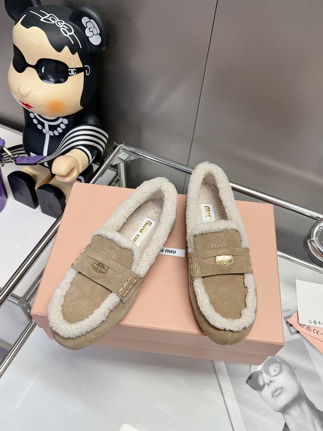 工厂P价 女装女鞋 运动原单 Miumiu缪缪 秋冬新款硬币纯羊毛乐福豆豆鞋，走秀新款，复古时尚简约高级，随意搭配，上脚非常舒适，鞋面采用金币和压花徽标Logo