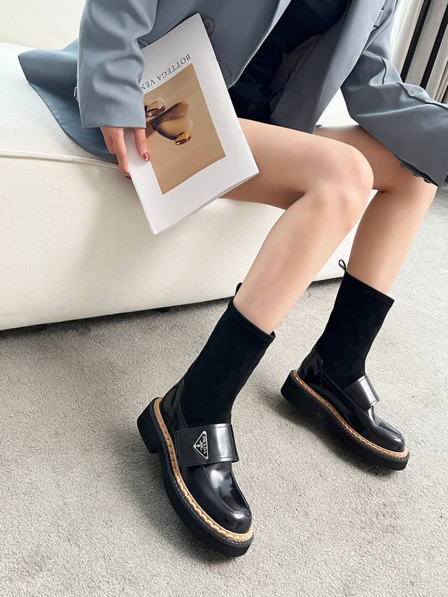 工厂P价 女装女鞋 运动原单 Prada秋冬王炸单品！这双显腿长神器也太绝了吧！** ** 无限百搭 小个子福音 高级感拉满** 普拉达这双新款短靴简直是为秋冬
