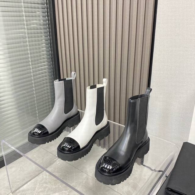 工厂P价 女装女鞋 运动原单 Chane*25Ss小香秋冬新款切尔西短靴 鞋子轻便舒适，松紧带设计一脚蹬，有白色、黑色、灰色三个颜色可选！ 鞋面：头层小牛皮 漆