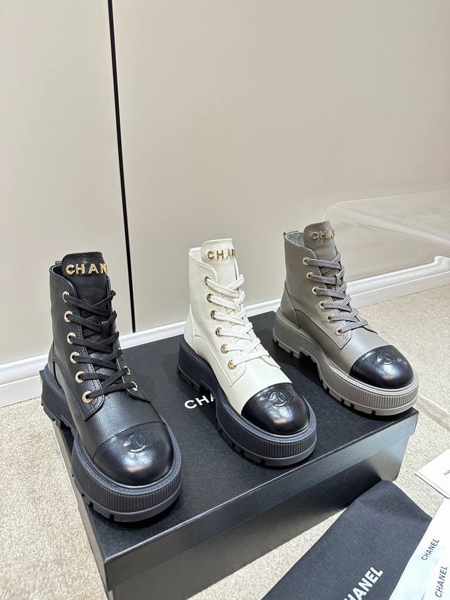 工厂P价 女装女鞋 运动原单 2025Ss Chanel 荔枝纹机车靴 香奶奶新品机车靴 进口荔枝纹小牛皮 肉眼可见的天然动物皮革的质感 鞋头撞色设计、3D刺绣