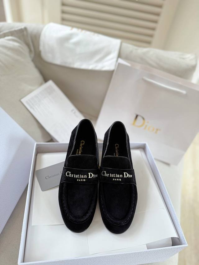 工厂P价 女装女鞋 运动原单 Dior 迪奥25Wf字母复古乐福鞋 凭借独特魅力成为永恒经典。 兼具复古韵味与时尚格调的鞋履。 鞋身设计简约而不失格调 流畅线条