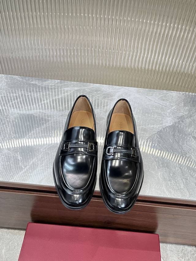 调工厂P价 男装男鞋 运动原单菲拉格慕Ferragamo男士精品皮鞋，这款男士乐福鞋型优雅，细节华丽，彰显端庄考究风范，适合伴您出席鸡尾酒会。面料采用进口开边珠