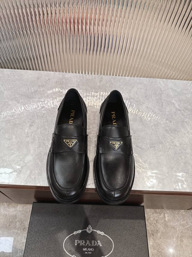 调工厂P价 男装男鞋 运动原单 Prada 普拉达 新款男士一脚蹬乐福鞋出货 莞产精品 懂货的赶紧下手！ 采用进口黑色小牛皮制作 拼接缝制工艺 柔软舒适不起皱褶