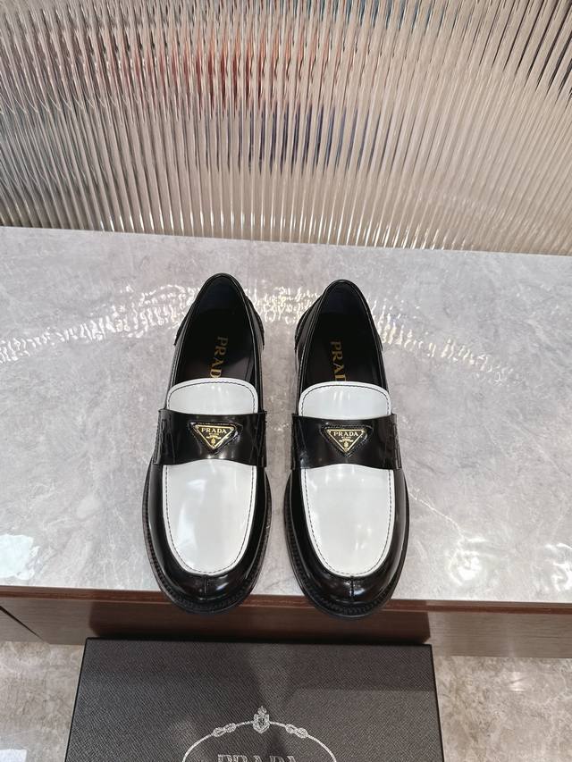 调工厂P价 男装男鞋 运动原单 Prada 普拉达 新款男士一脚蹬乐福鞋出货 莞产精品 懂货的赶紧下手！ 采用进口黑色亮面、搭配白色亮面牛皮制作 拼接缝制工艺