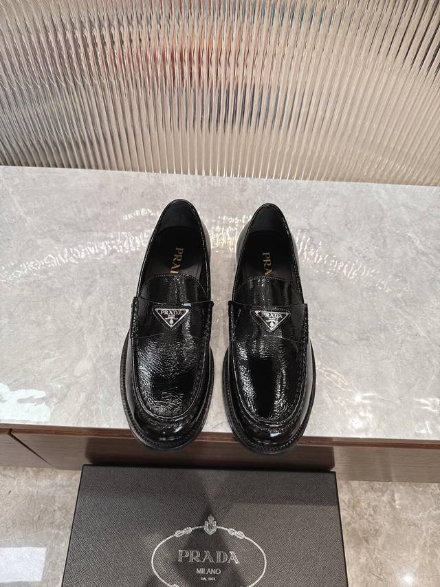 调工厂P价 男装男鞋 运动原单 Prada 普拉达 新款男士一脚蹬乐福鞋出货 莞产精品 懂货的赶紧下手！ 采用进口黑色亮面牛皮制作 拼接缝制工艺 柔软舒适不起皱