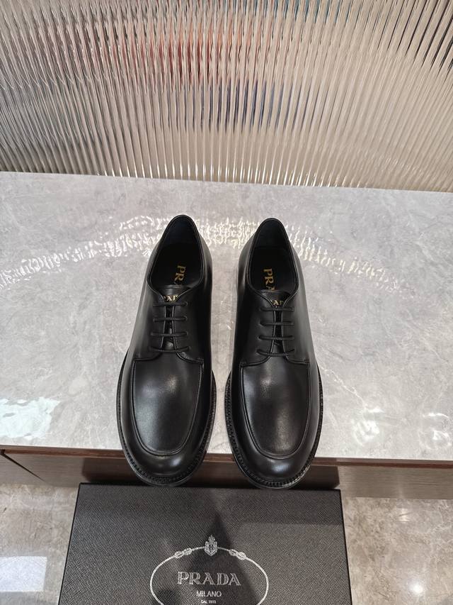 调工厂P价 男装男鞋 运动原单 Prada 普拉达 新款男士正装德比鞋出货 莞产精品 懂货的赶紧下手！ 采用进口黑色小牛皮制作 柔软舒适不起皱褶 德比鞋系带款式