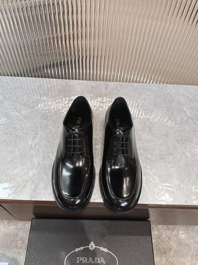 调工厂P价 男装男鞋 运动原单 Prada 普拉达 新款男士正装德比鞋出货 莞产精品 懂货的赶紧下手！ 采用进口黑色亮面牛皮制作 柔软舒适不起皱褶 德比鞋系带款