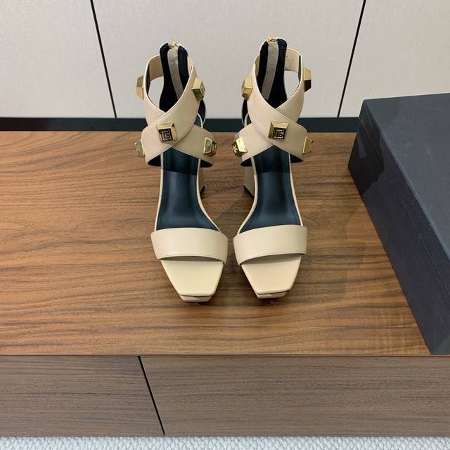 工厂P价 女装女鞋 运动原单 Bal*Ain 大铆钉水台交叉凉鞋。愈发別致出众，无敌气场、无敌好看。鞋面牛皮原版开模金属扣原版鞋跟 水台开模。牛皮垫脚。真皮大底