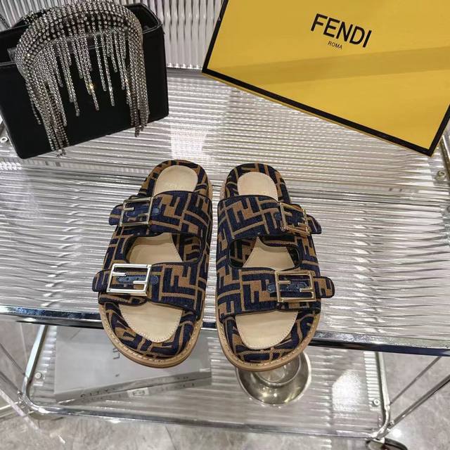 工厂P价 女装女鞋 运动原单 Fendi芬迪 最新配色 Feel老花Ff凉拖鞋 原版开模1:1还原早秋新款 奶油白皮革+Ff老花双带扣，阳光下闪到尖叫 边缘雕刻