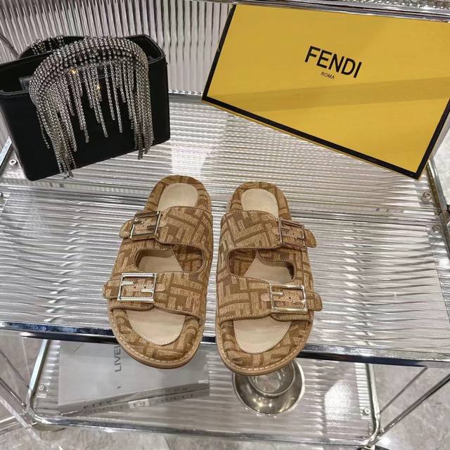 工厂P价 女装女鞋 运动原单 Fendi芬迪 最新配色 Feel老花Ff凉拖鞋 原版开模1:1还原早秋新款 奶油白皮革+Ff老花双带扣，阳光下闪到尖叫 边缘雕刻