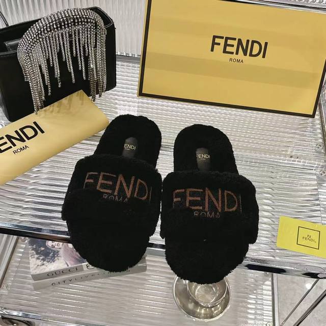 工厂P价 女装女鞋 运动原单 2630秋冬Fendi秀场一字毛拖实拍来袭！ 认准原版电绣工艺+秀场同款脚型设计 上脚就是显贵感拉满，细节控直接沦陷～ 脚感软糯到