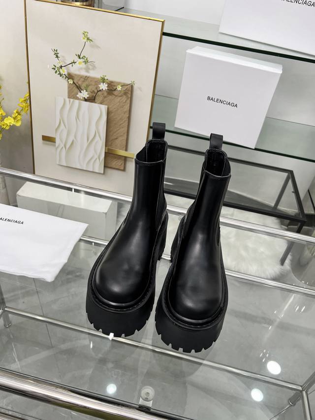 工厂P价 女装女鞋 运动原单 Balenciag*巴黎世家25 秋冬 厚底短靴25人手一对也不为过 重工之做 看实物说话。 鞋面：定制进口牛皮 内里：定制进口小