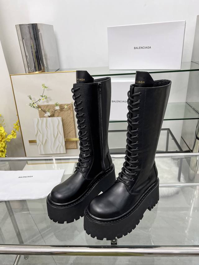 工厂P价 女装女鞋 运动原单 Balenciag*巴黎世家25 秋冬 厚底短靴25人手一对也不为过 重工之做 看实物说话。 鞋面：定制进口牛皮 内里：定制进口小