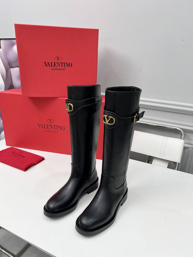 工厂P价 女装女鞋 运动原单 2025Valentino.华伦天奴专柜最新系列V家火铆爆钉金属元素短靴. 上脚大气奢华艳丽. 细节完美. 精致耐看. 可任意配搭