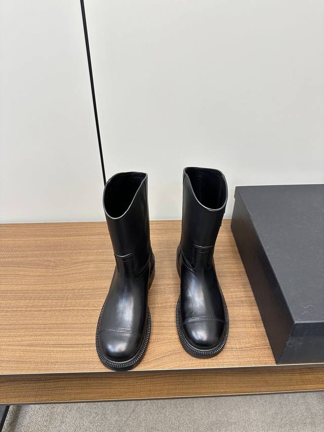工厂P价 女装女鞋 运动原单 Chanel 香奈儿*秋冬新款 这款骑士靴真的是帅气时尚的代表，靴筒口双C电绣Logo 低调不失奢华！简约时尚个性又大气！自然流畅