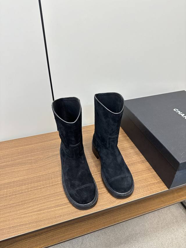 工厂P价 女装女鞋 运动原单 Chanel 香奈儿*秋冬新款 这款骑士靴真的是帅气时尚的代表，靴筒口双C电绣Logo 低调不失奢华！简约时尚个性又大气！自然流畅